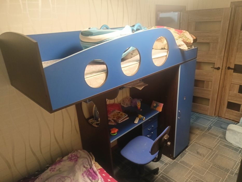 Кровать двухъярусная со столом