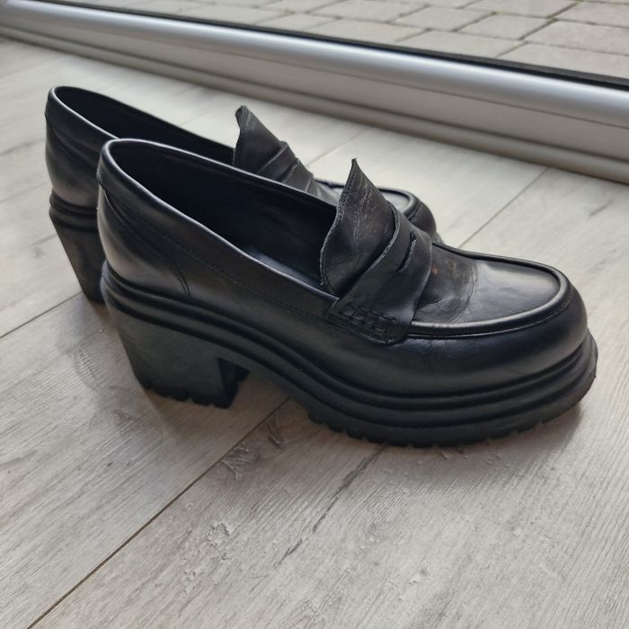 Sprzedam skórzane czółenka rozm.38