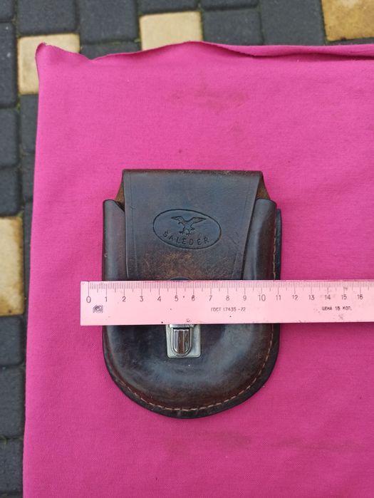 Чохол шкіряний з застібкою.