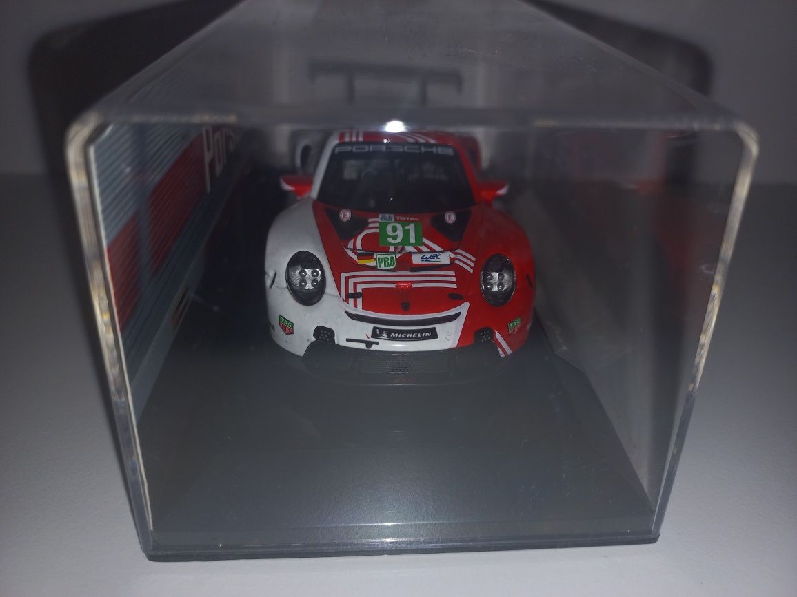 Bburago auto pod kloszem Porsche 911 RSR LM 2020,skala 1:43