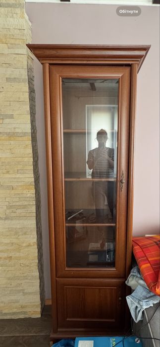 Шафа вітрина у вітальню