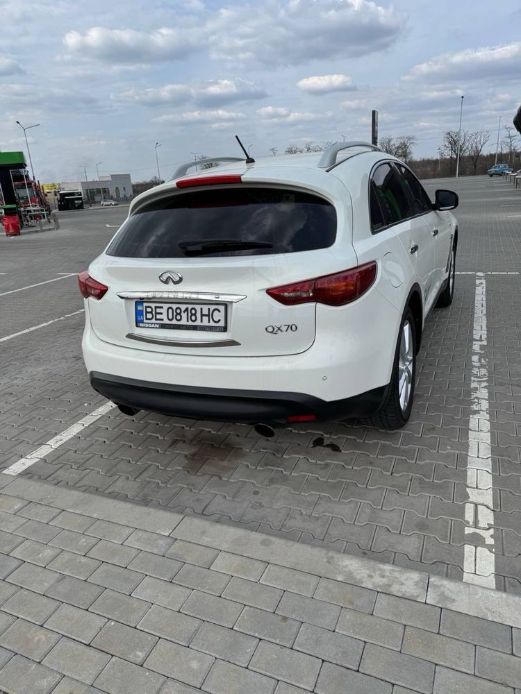Infinity QX-70 Автомобіль