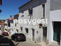 Moradia T6 no centro da vila de Mação em bom estado c/ logradouro