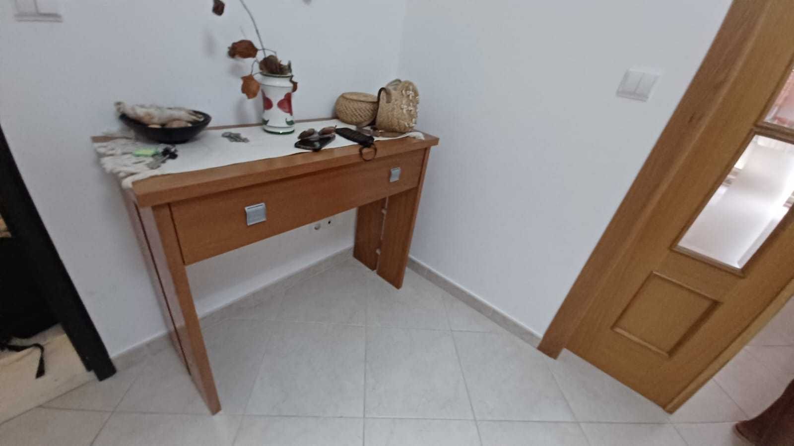 Móvel de entrada em madeira