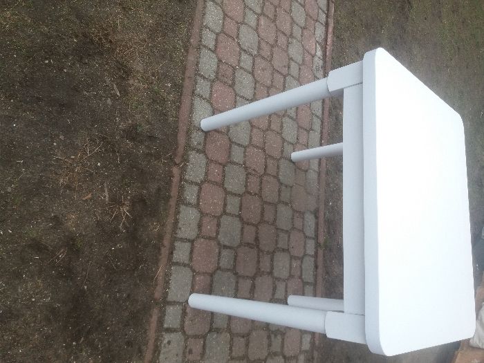 Biały stół kuchenny
