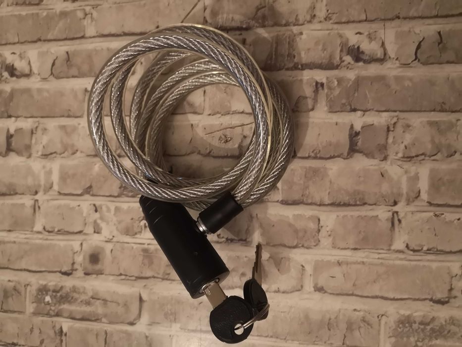 2 cadeados (um de chave e um de código)