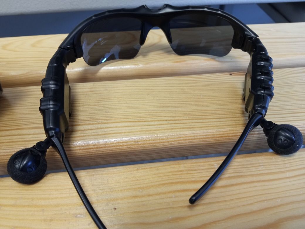 Okulary przeciwsłoneczne ze słuchawkami.