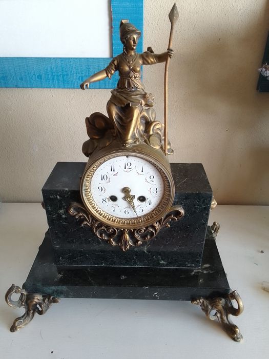 Relógio de mesa em mármore