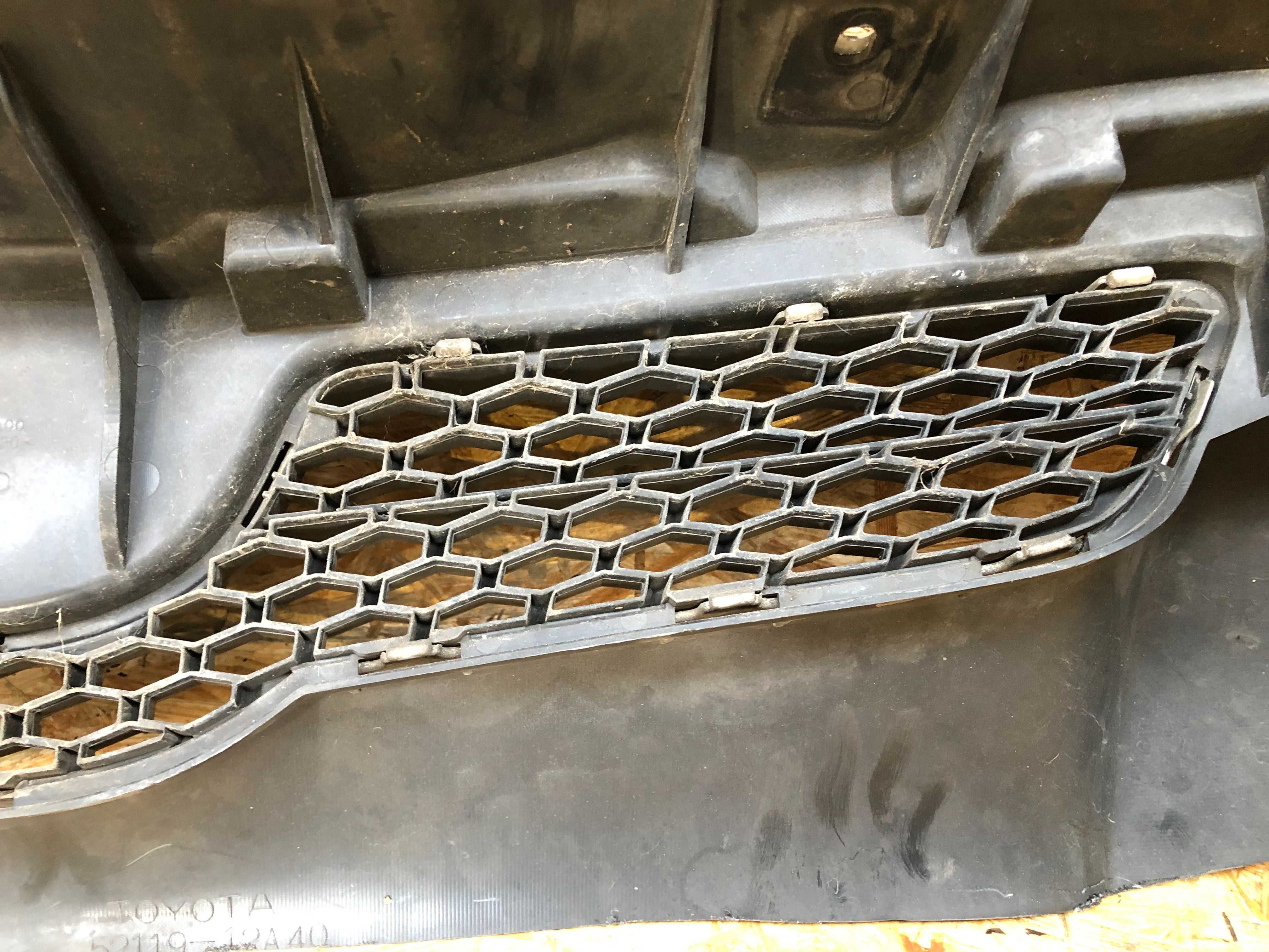 Grill/atrapa/kratka zderzaka toyota auris