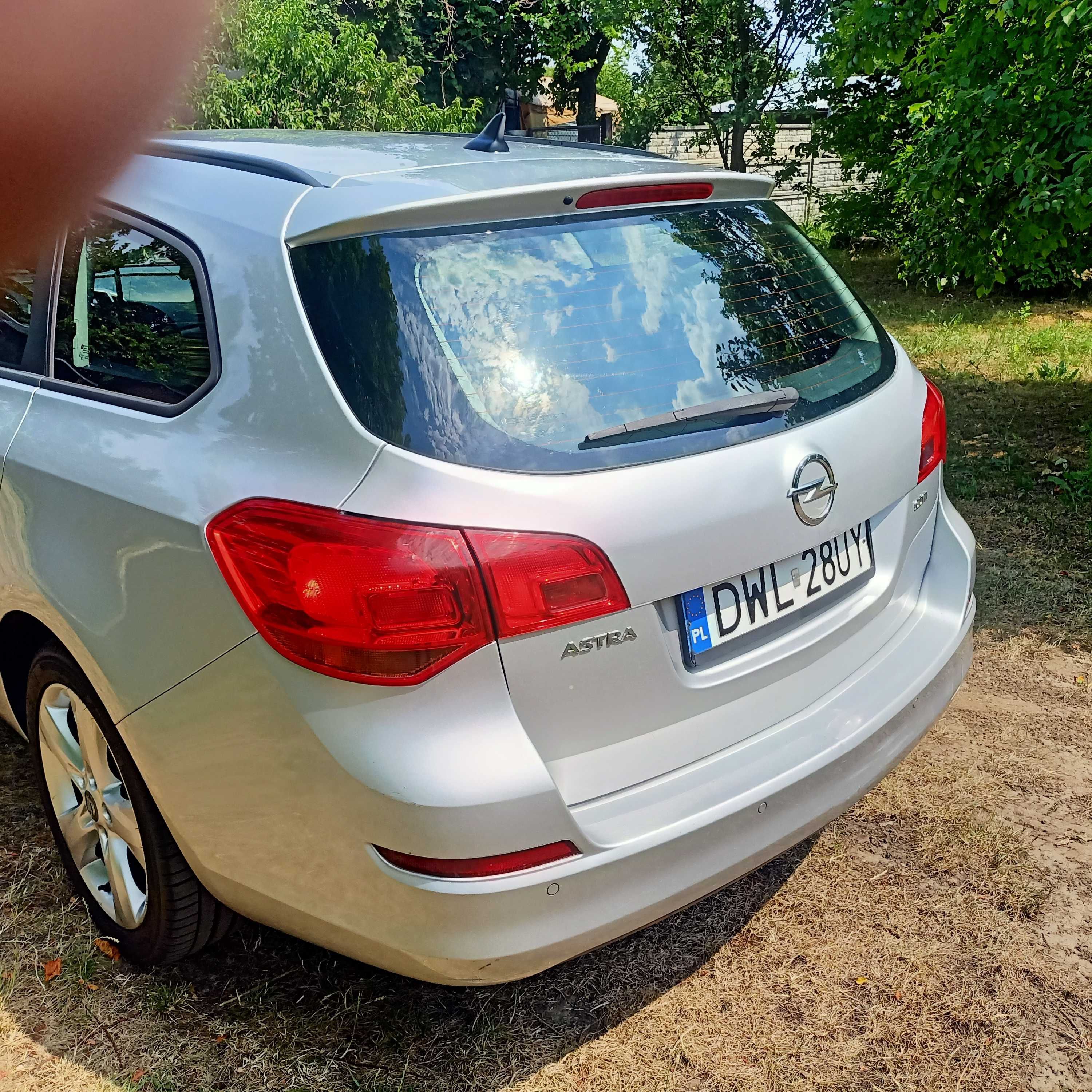 Piękna zadbana Astra J