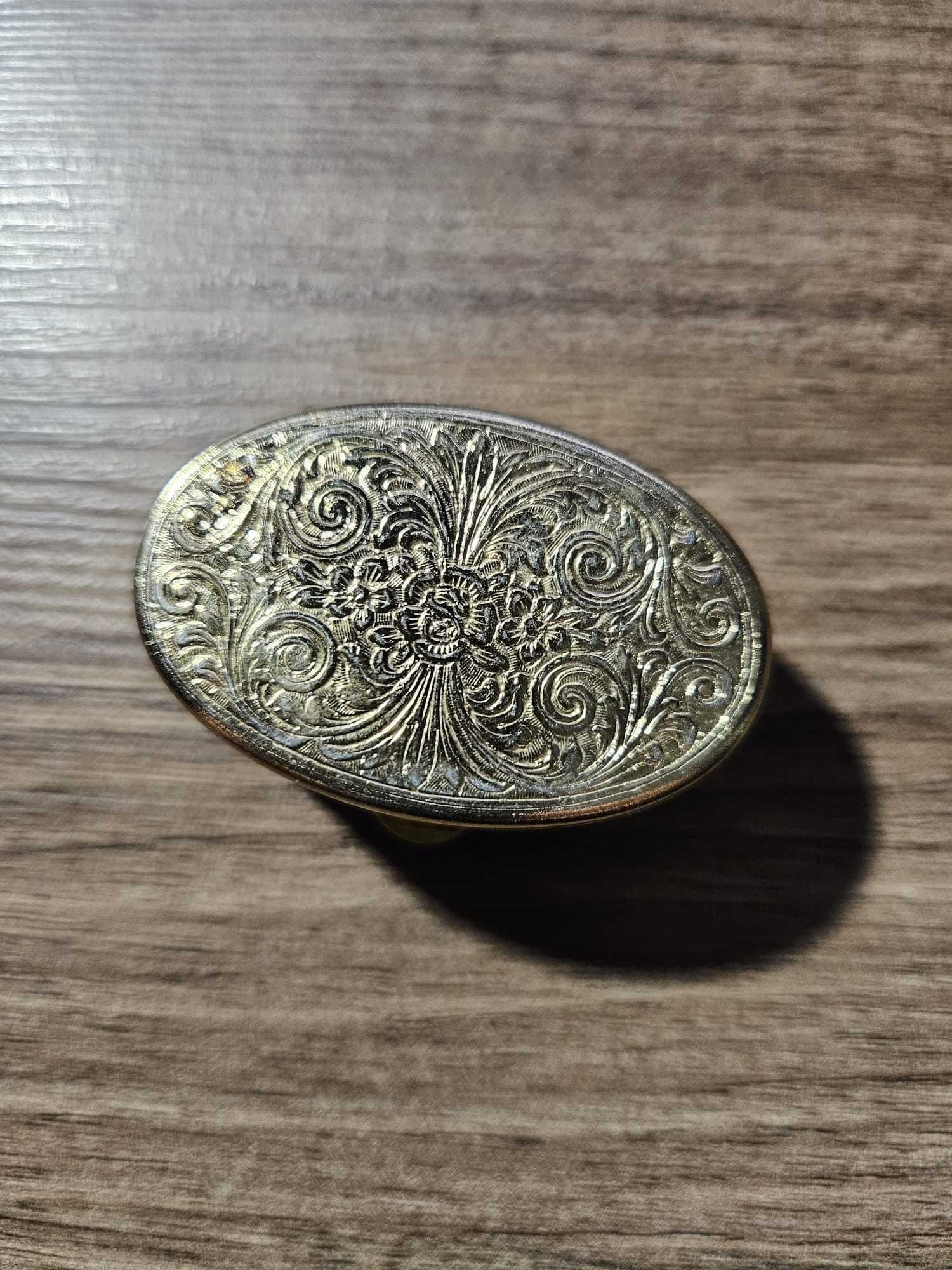 Złote metalowe puzderko na biżuterię tabletki Tower Bridge 5x3,5x1 cm