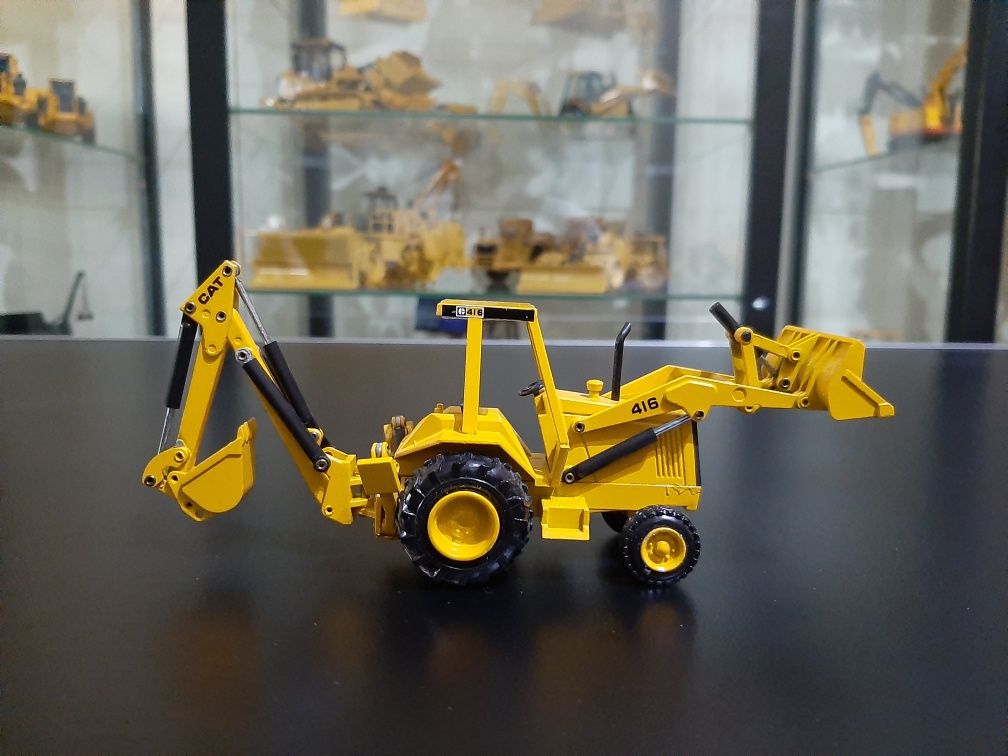 Miniatura Caterpillar 416 1:50 (NZG 285) NOVA