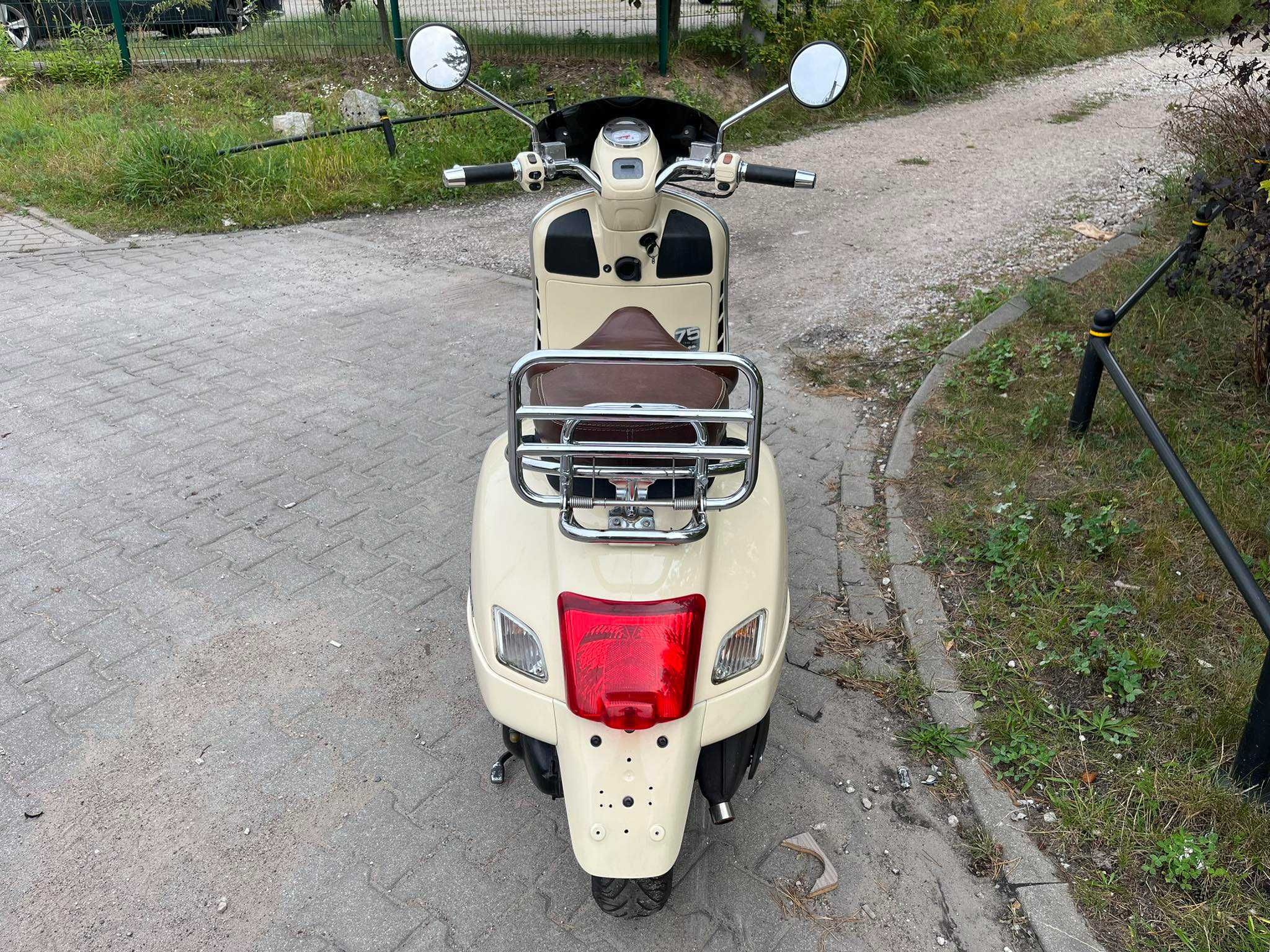 Piaggo Vespa GTV 125 na kategorię B  są inne Vespy