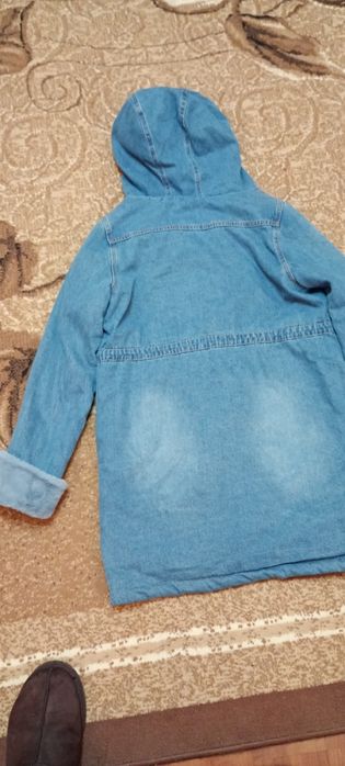 Подається нова жіноча джінсова куртка.