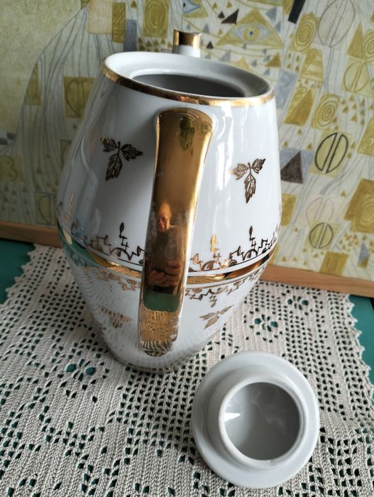 Porcelanowy dzbanek ze złoceniami; Karolina; okres PRL; ok.21cm. wys.