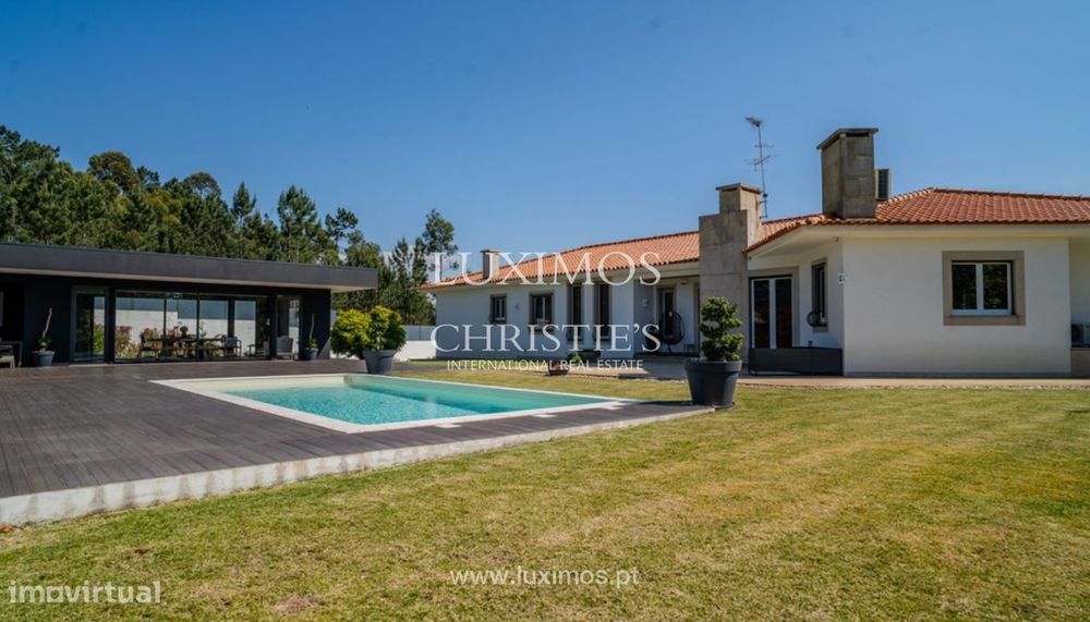 Moradia V4 com piscina e jardim à venda em Santa Maria da Feira