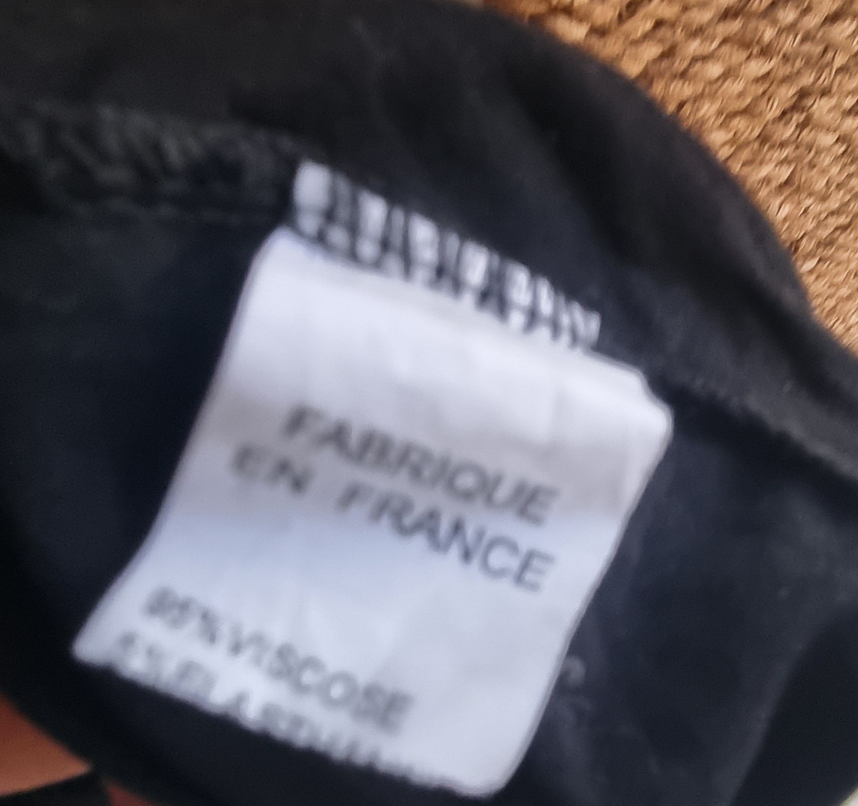 Blusa preta com aplicações de correntes douradas