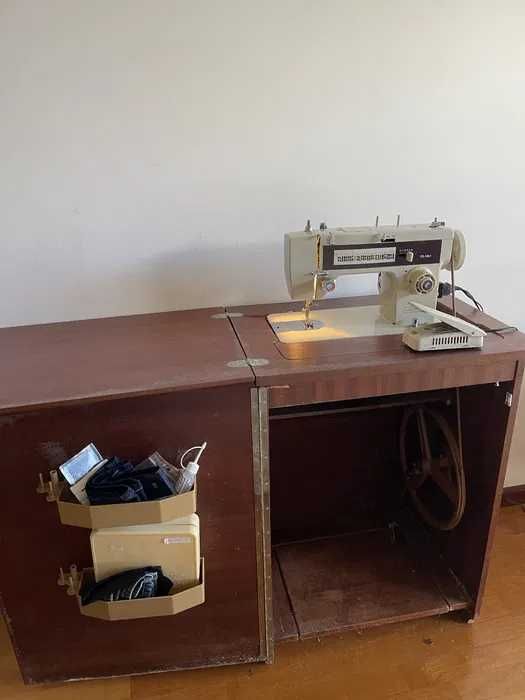 Máquina de Costura Oliva com móvel