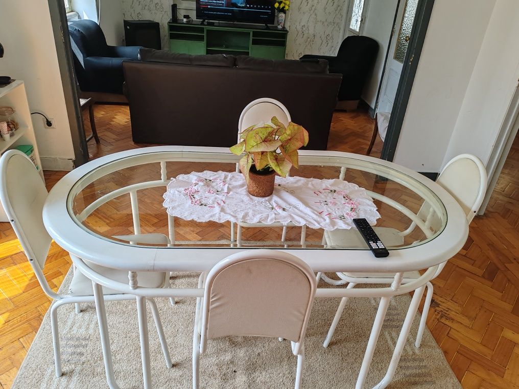 Mesa de jantar com 4 cadeiras