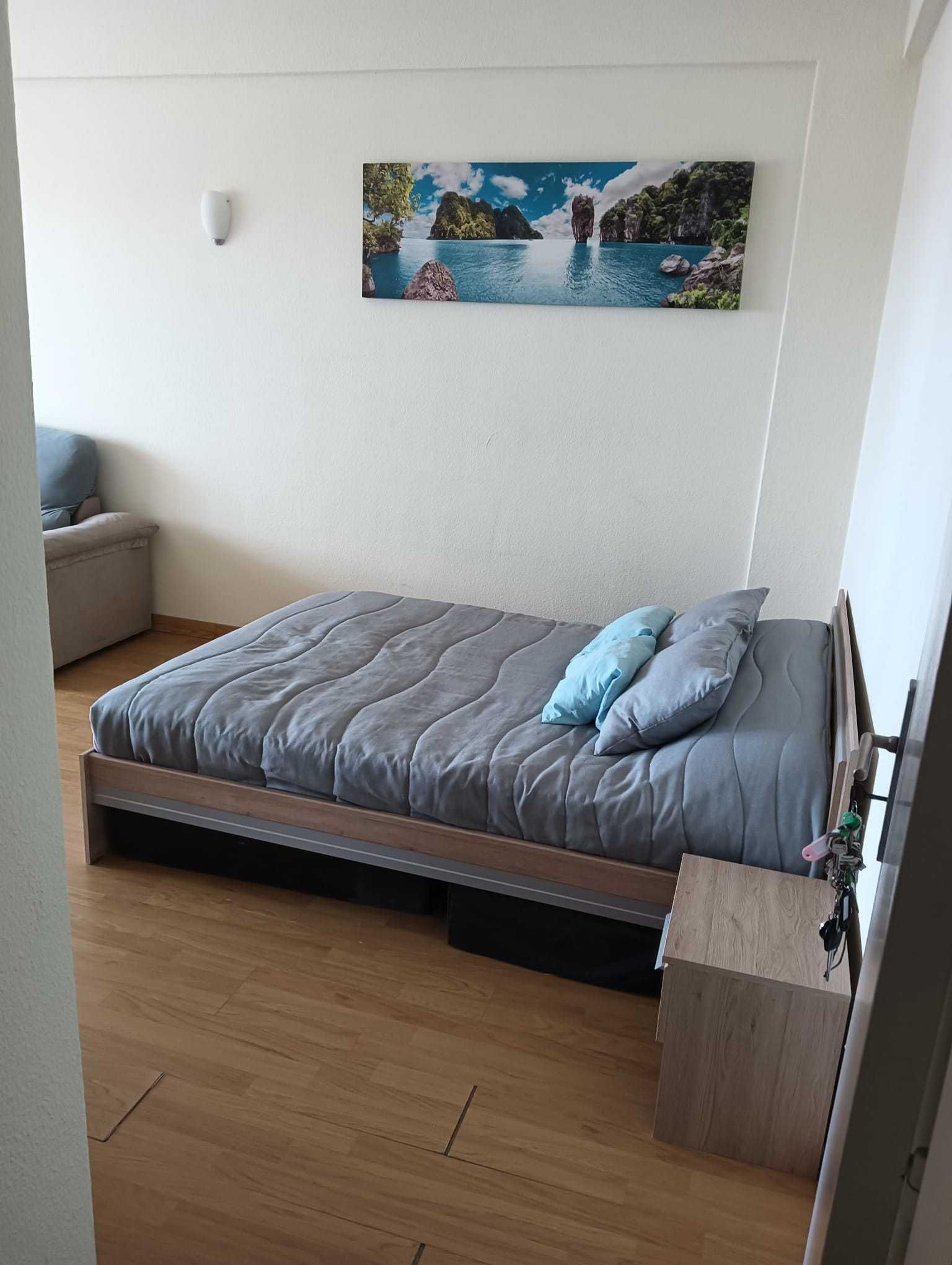 Cama casal c/ colchão e roupeiro