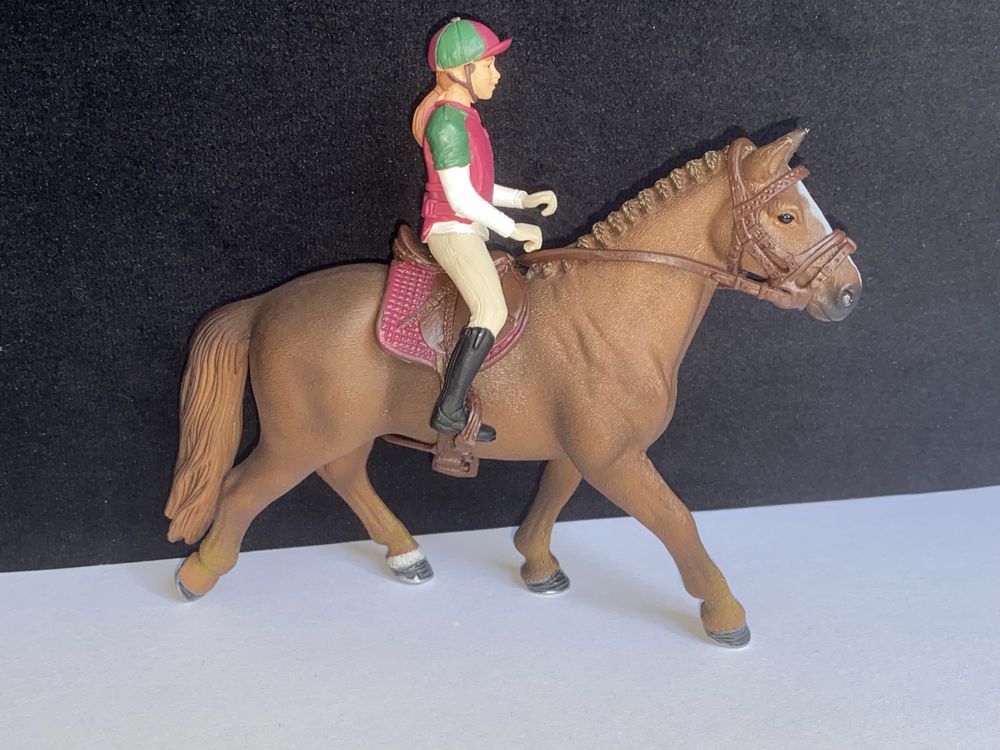 Schleich 13729 koń Hanowerski klacz (wycofany) z jeźdźcem zestaw