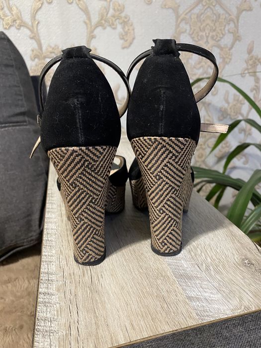 Женские босоножки на танкетке