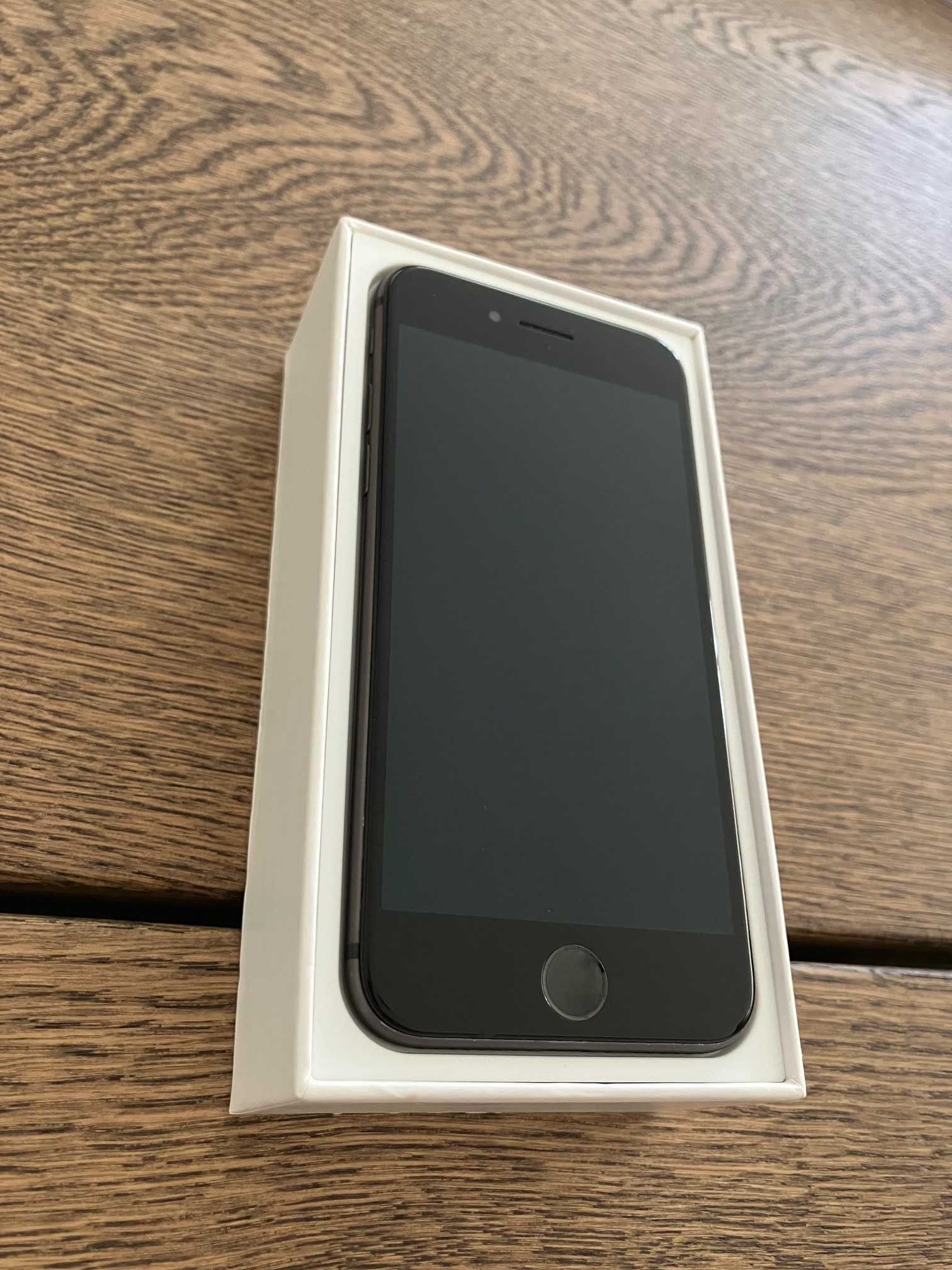 iPhone 8 64GB - cinzento - com ecrã novo - mutio bem cuidado.