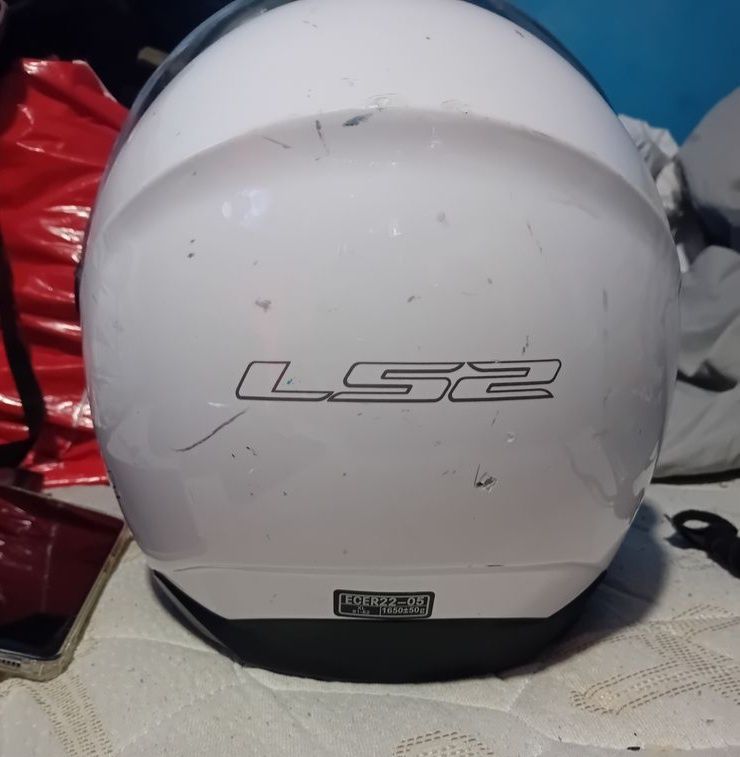 Capacetes para mota  LS2 praticamente como novo  com viseira antiembac