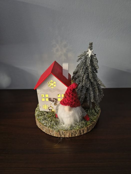 Ozdoba świąteczna świecący domek z choinką i krasnalem.