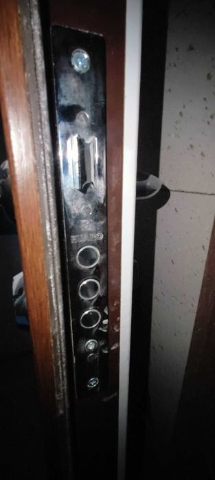 Якісні вхідні двері в гарному стані (з новобудови)