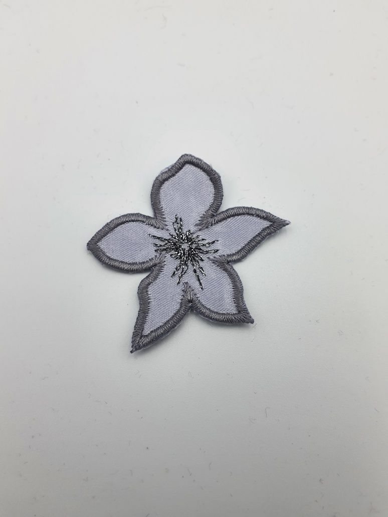 Naszywka aplikacja kwiat popiel ze srebrnym