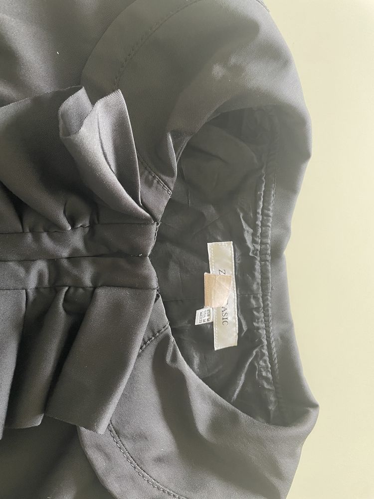 Casaco curto da Zara com folhos, preto tamanho M