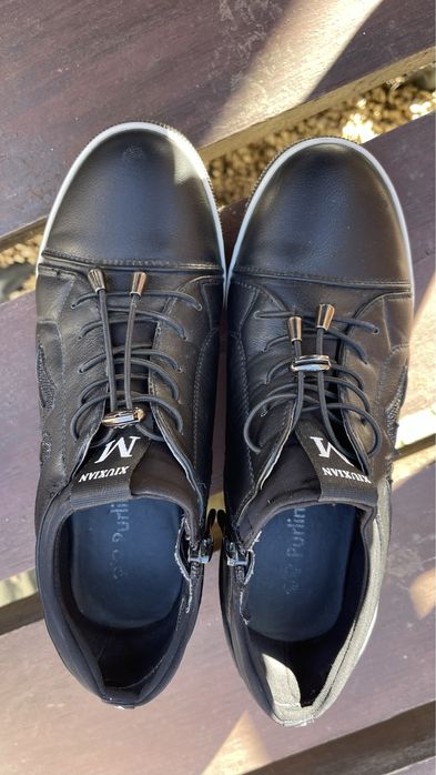 Жіночі снікерси, макасини, кросівки