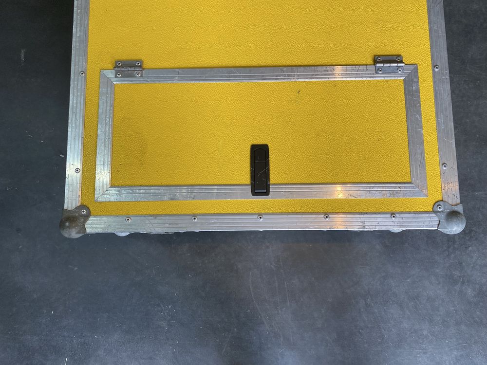 Mikser Behringer x32 compact + Z CASE na kółkach