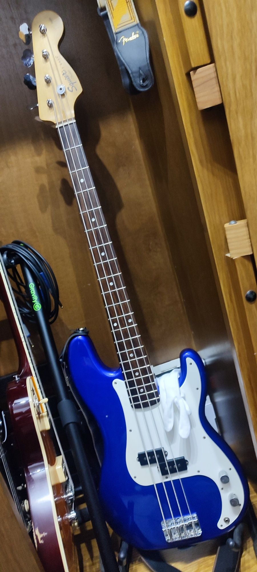 baixo squier p bass