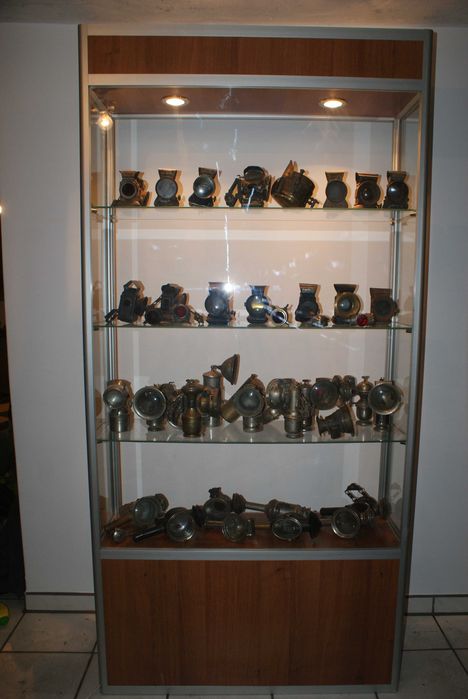 Gablota witryna na skarby, stare rowerowe lampki, modele, figurki itp