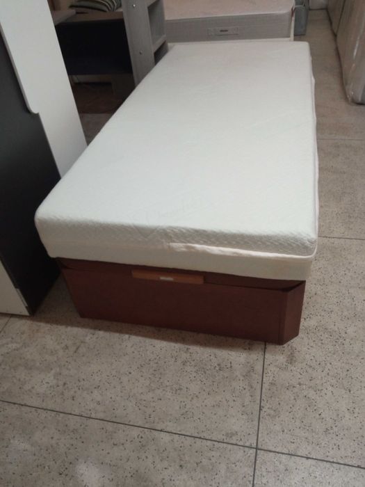 Cama solteiro com arrumação