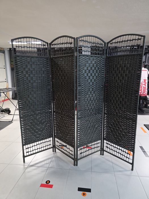 Biombo de madeira traçada