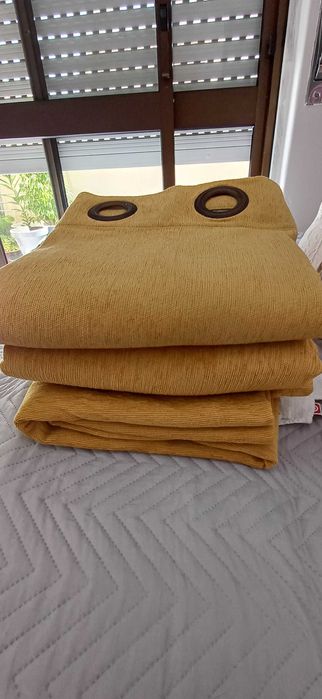 Cortinas opacas e colcha de cama casal