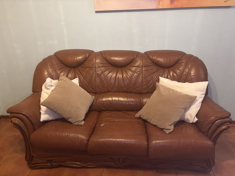 Sofá de pele. Com 3 lugares.