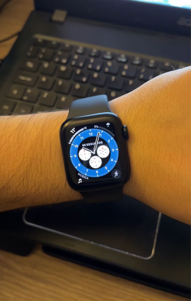 Apple Watch SE (GPS) (2.ª geração) - 40mm