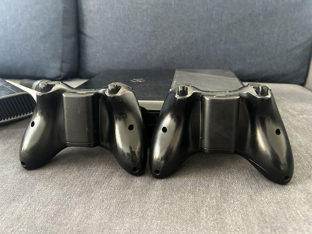 Xbox 360E 500GB + 2 pady + 15 gier + 2 mikrofony + kinect