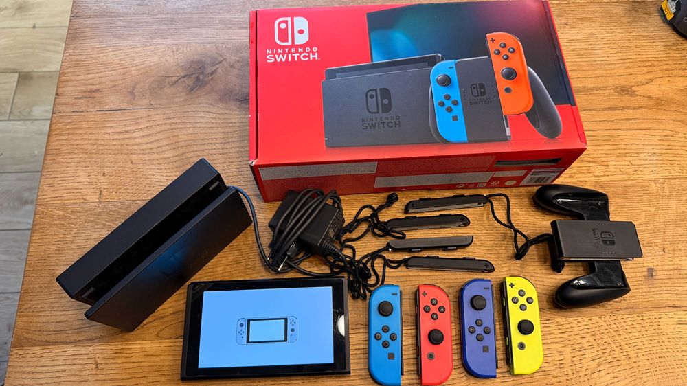 Nintendo Switch konsola + dodatkowe pady
