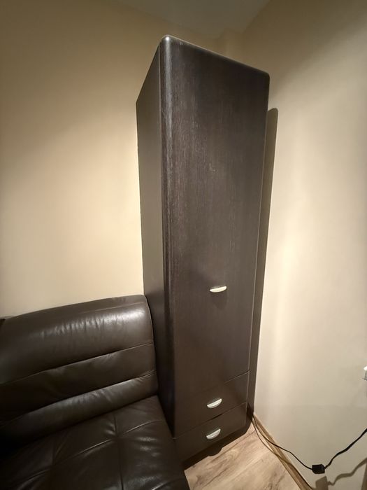 Regał na ubrania szafka ciemnobrązowa z półkami i szufladami