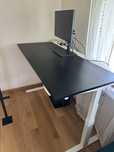Biurko elektryczne IKEA MITTZON 160x80 cm – czarny blat / białe nogi