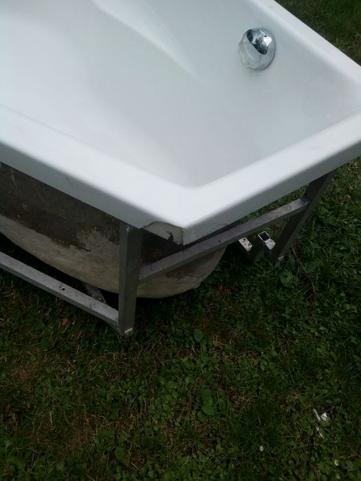 Sprzedam wannę kapielową (ogrodową?) w stelażu aluminiowym.