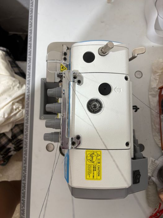Máquina de costura cose e corte Jack E4s