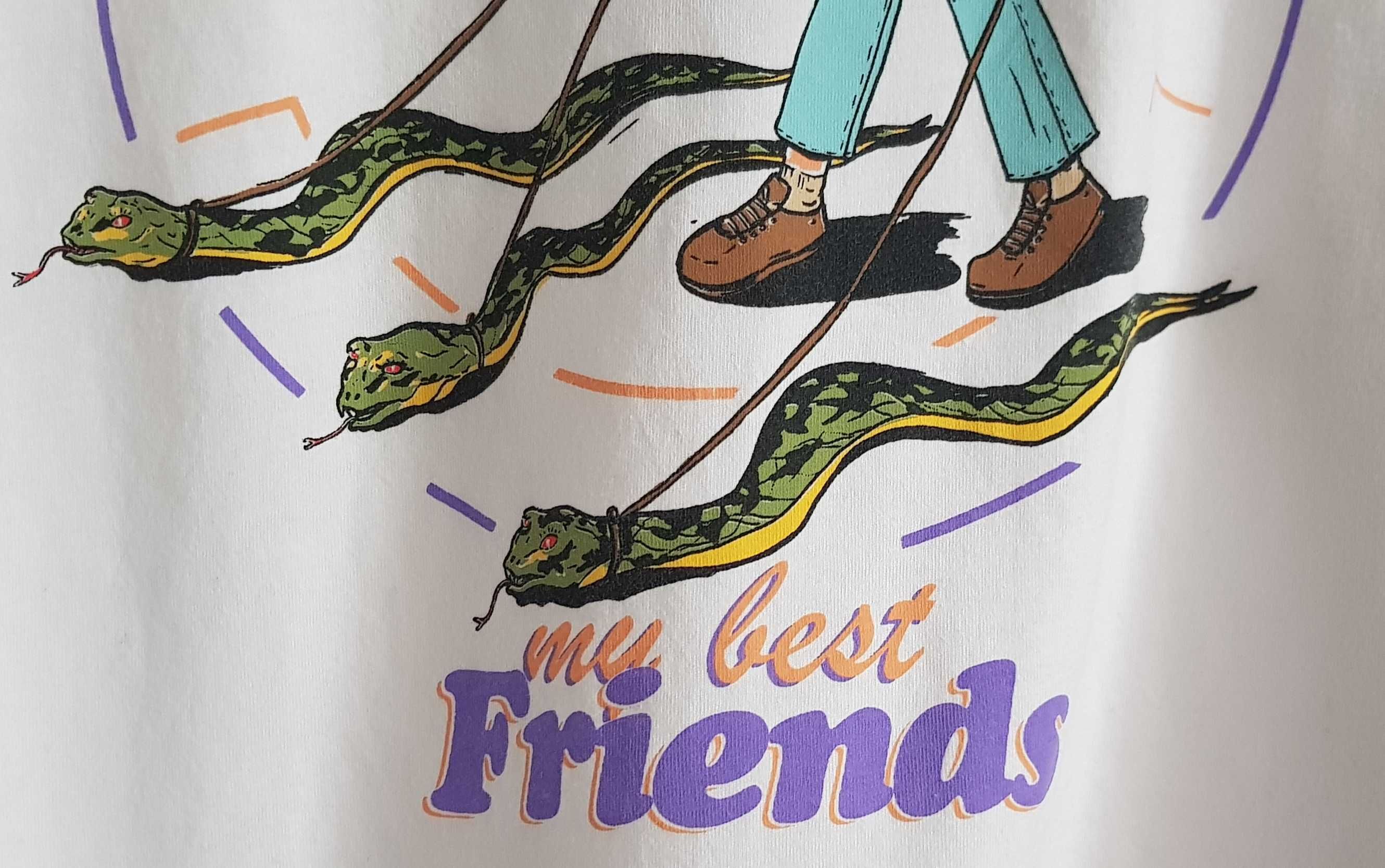 Krótka koszulka z nadrukiem "Dziewczyna z wężami" House Brand rozm. M