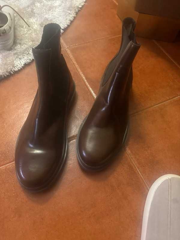 Botas de homem em pele