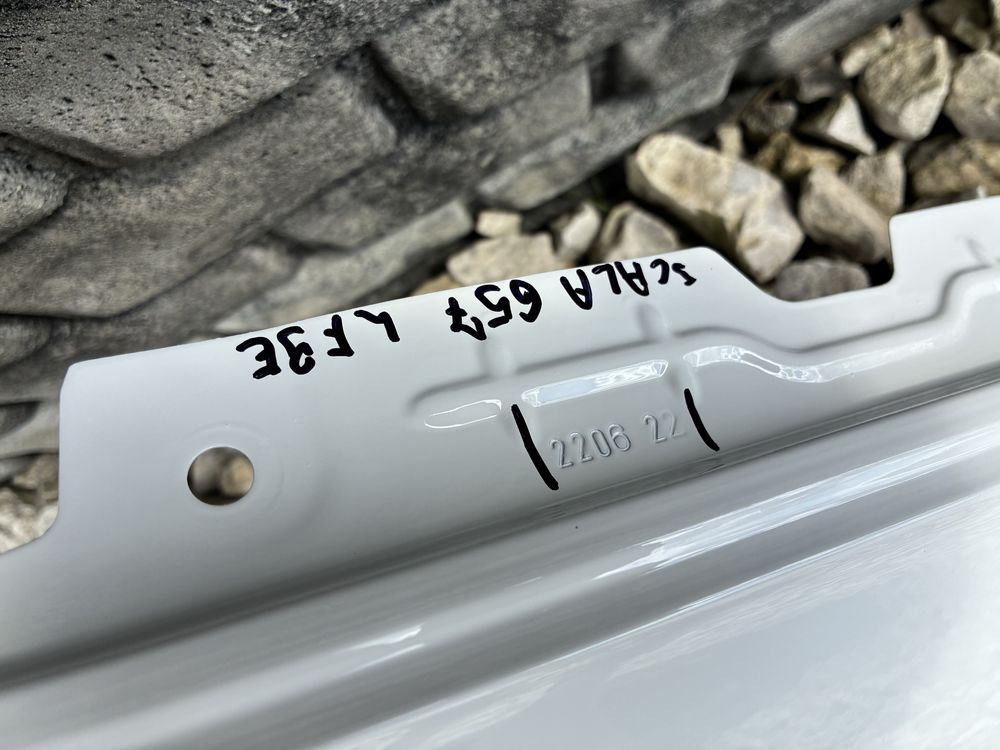 Blotnik przedni prawy bialy LF9E Skoda Scala 657 oryginal 18-25